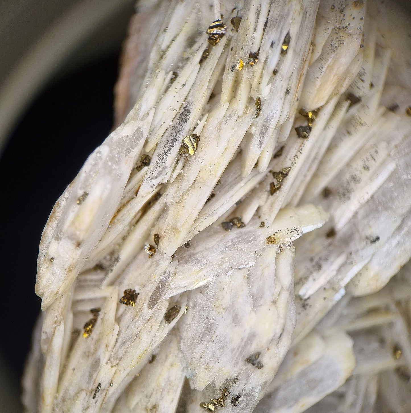 Baryte & Chalcopyrite - Dreislar, Sauerland