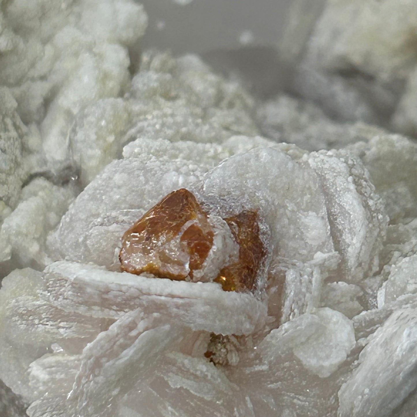 Fluornatromicrolit/e, Lepidolit/e, Quarz - Shigar Valley, Pakistan