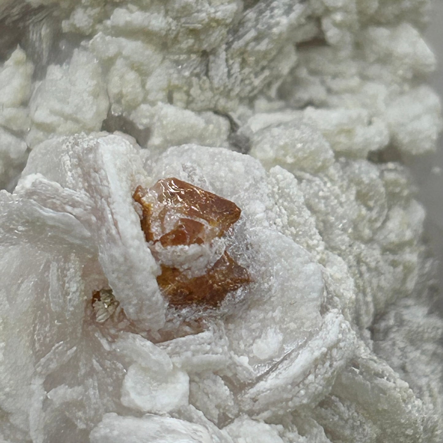 Fluornatromicrolit/e, Lepidolit/e, Quarz - Shigar Valley, Pakistan