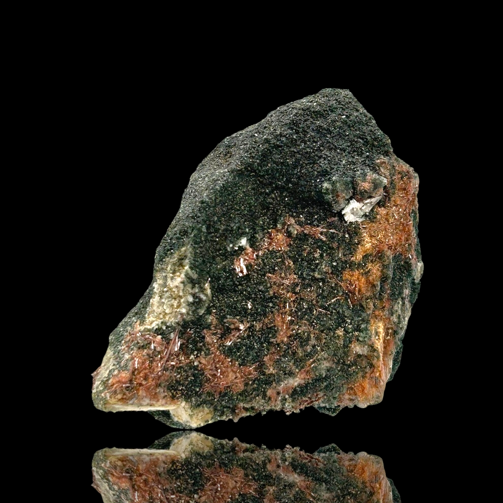 Sagenit (Rutil) auf Mikroklin – Rauris, Österreich