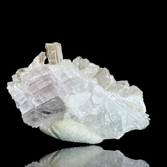 Hydroboracit auf rosa Anhydrit – Steinbruch Kohnstein, Deutschland