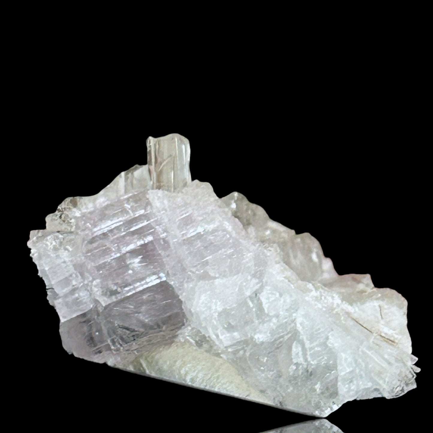 Hydroboracit auf rosa Anhydrit – Steinbruch Kohnstein, Deutschland