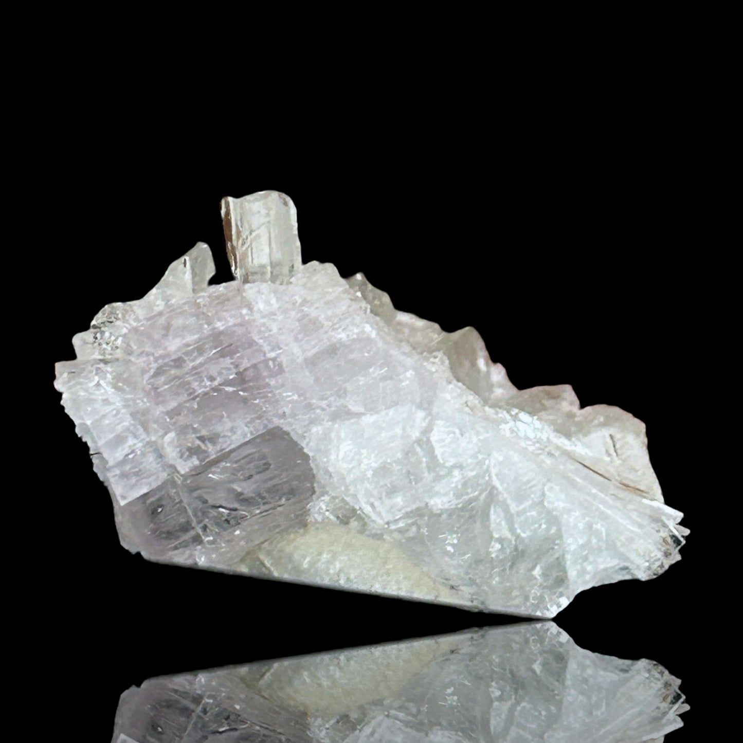 Hydroboracit auf rosa Anhydrit – Steinbruch Kohnstein, Deutschland