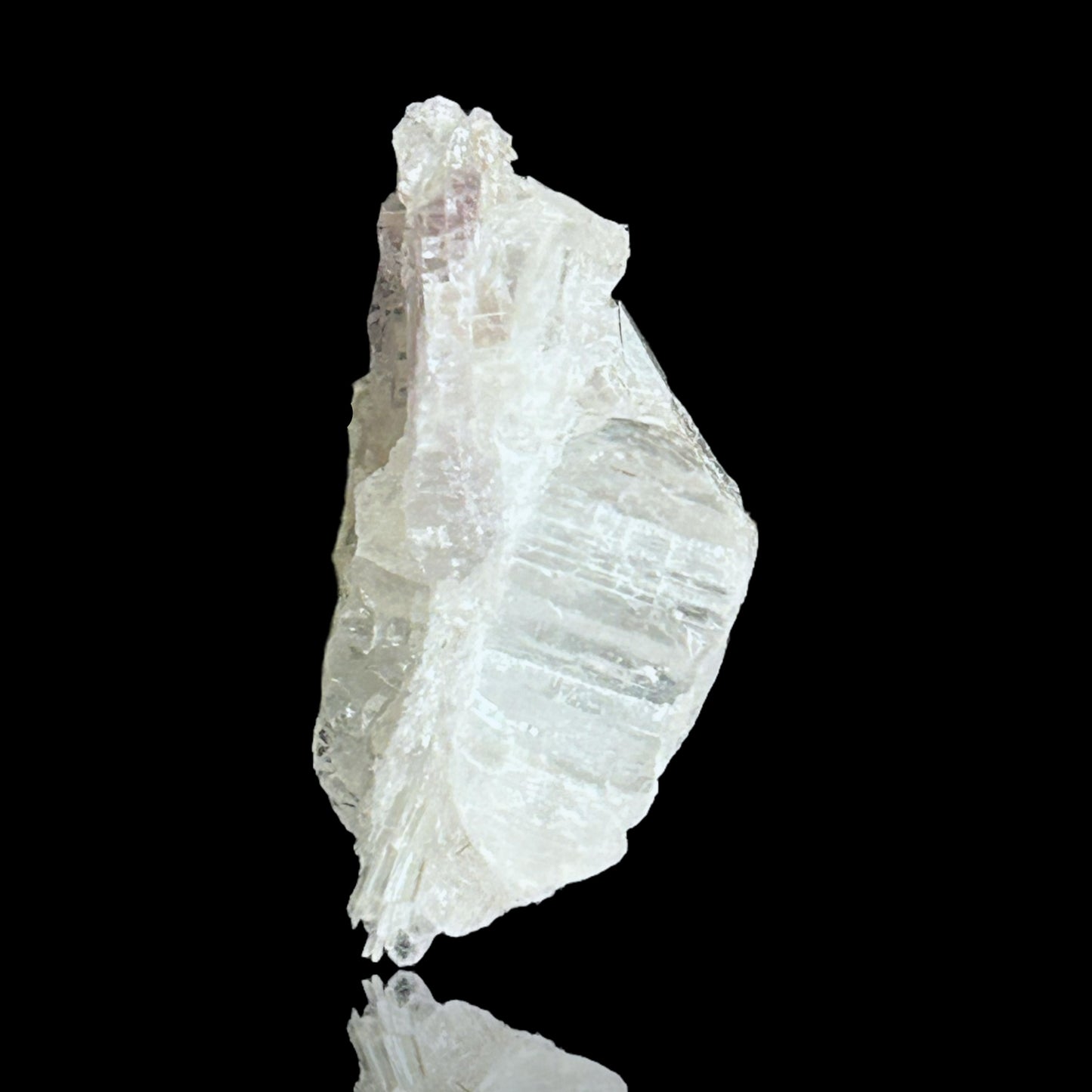 Hydroboracit auf rosa Anhydrit – Steinbruch Kohnstein, Deutschland