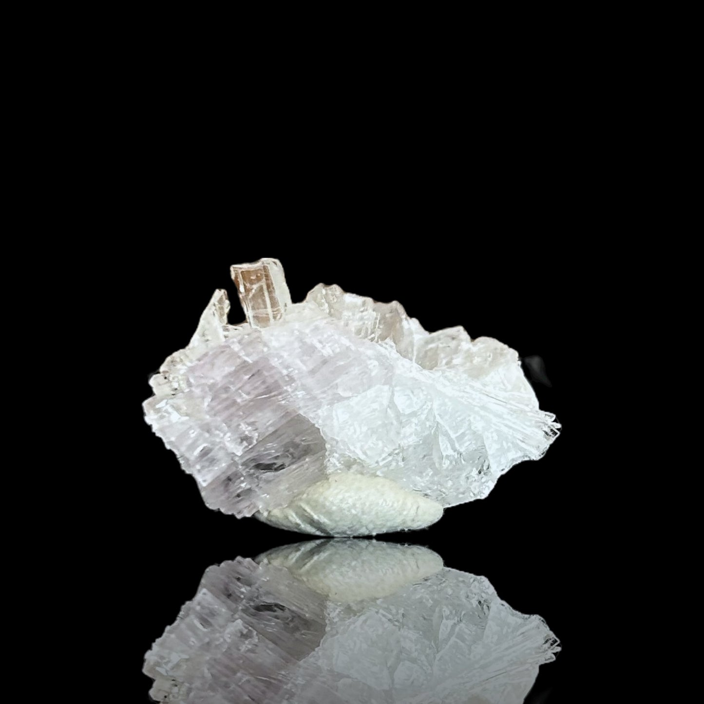 Hydroboracit auf rosa Anhydrit – Steinbruch Kohnstein, Deutschland