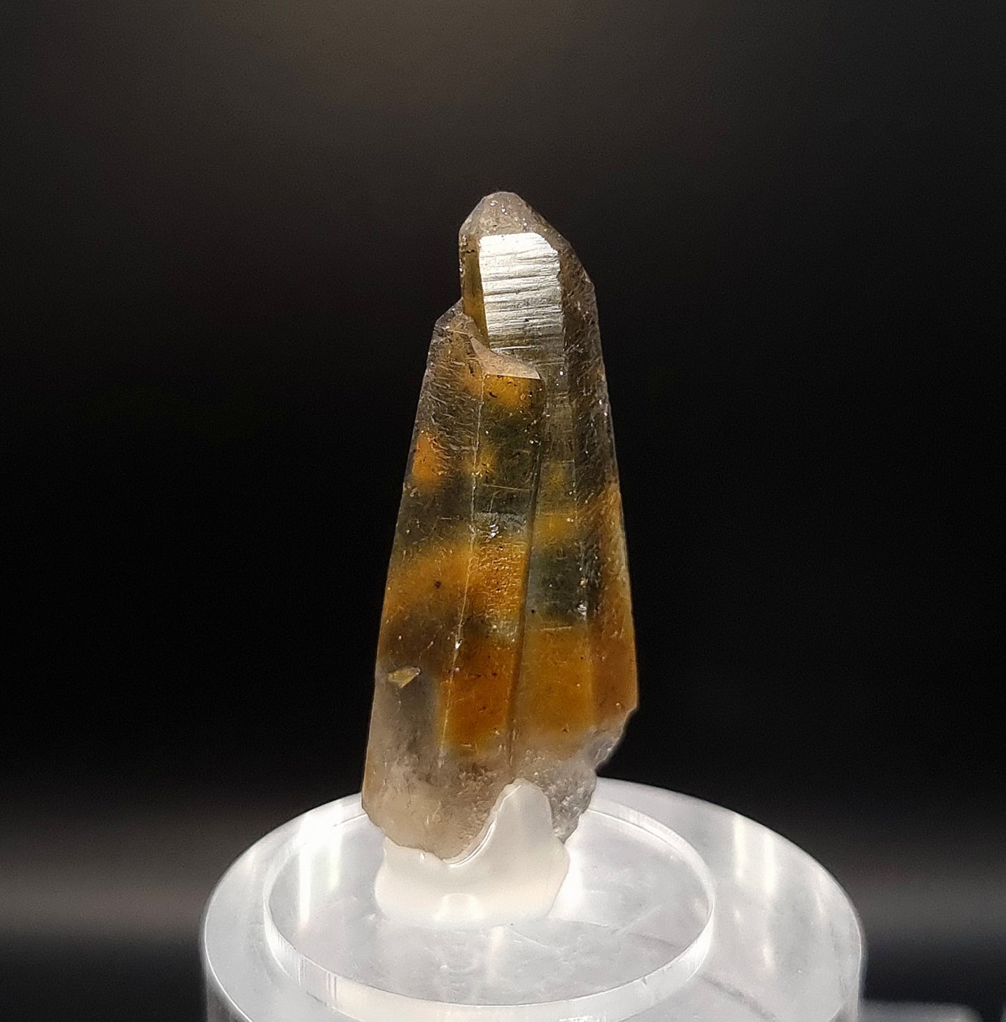 Rauchquarz mit Niobophyllit-Einschlüssen/Smoky Quartz with Niobophyllite inclusions - Mt Malosa, Malawi