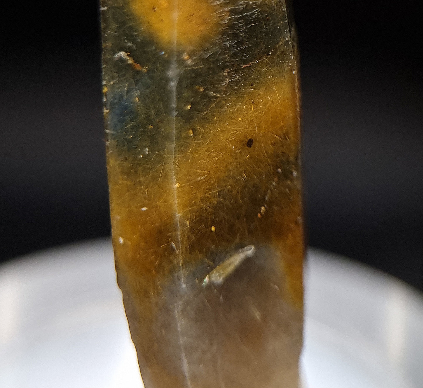 Rauchquarz mit Niobophyllit-Einschlüssen/Smoky Quartz with Niobophyllite inclusions - Mt Malosa, Malawi