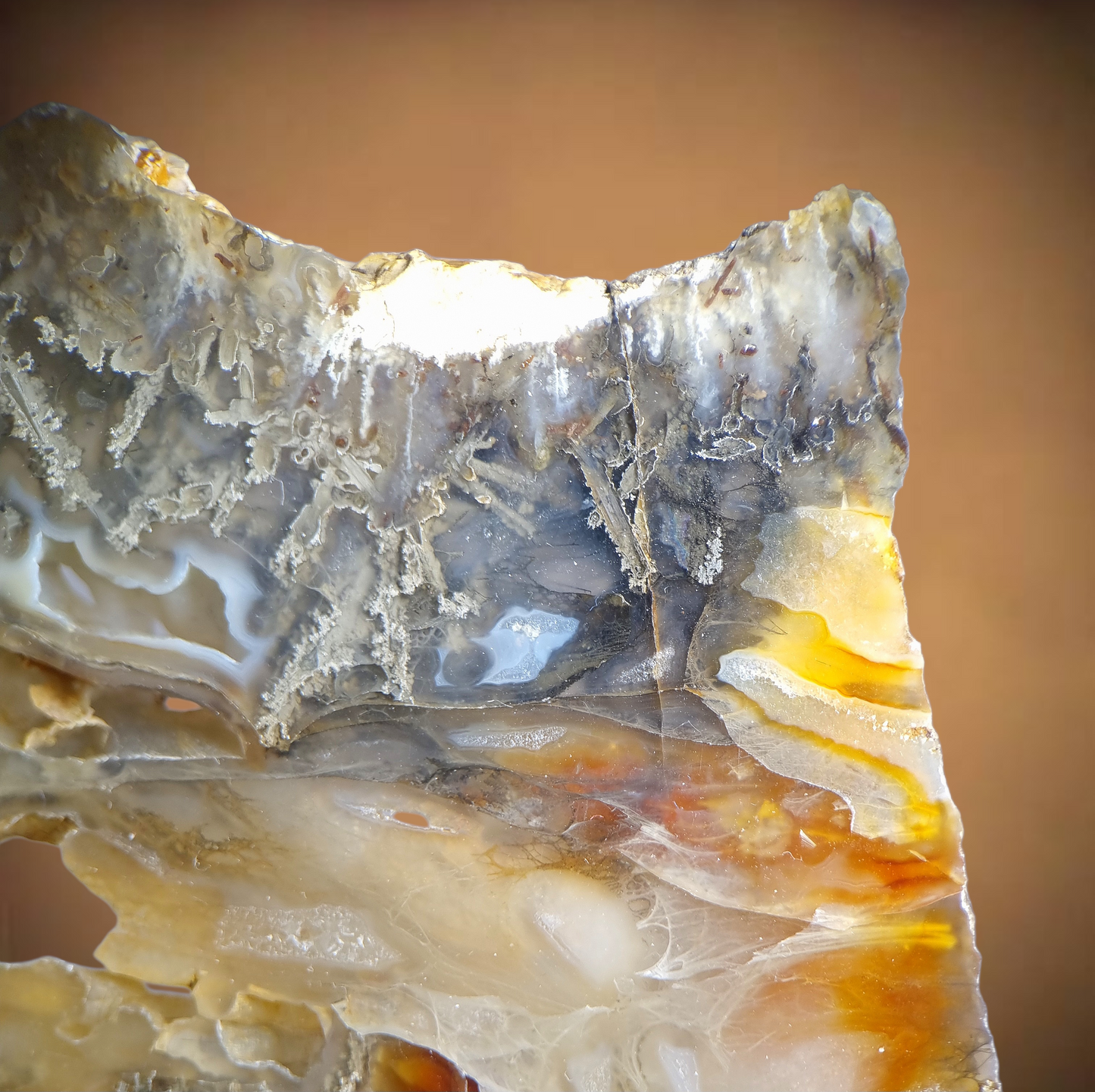 Gediegen Arsen, Realgar und Auripigment in Achat – Trent, Oregon