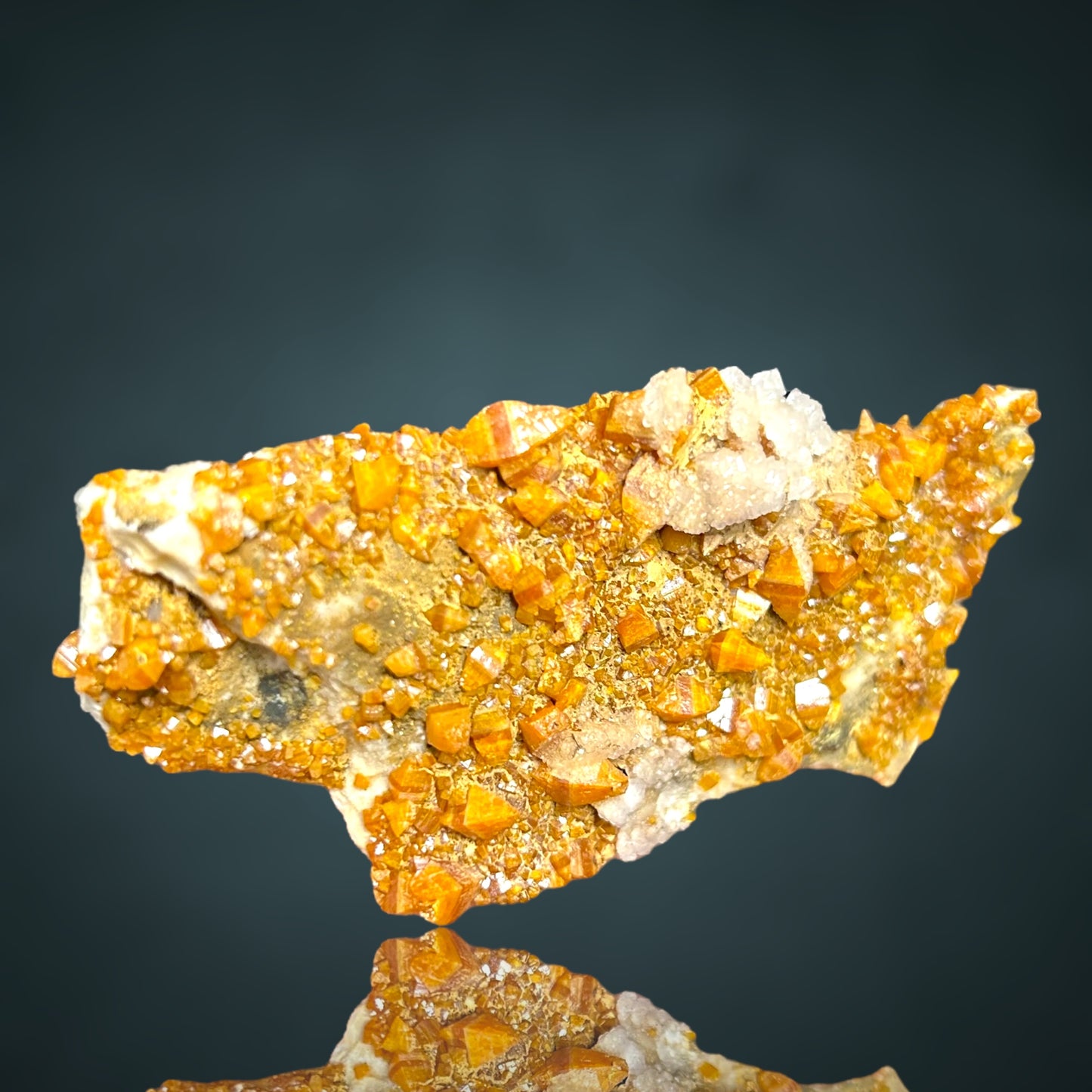 Bipyramidal/e Wulfenit/e, Calcite - Mezica, Slowenien