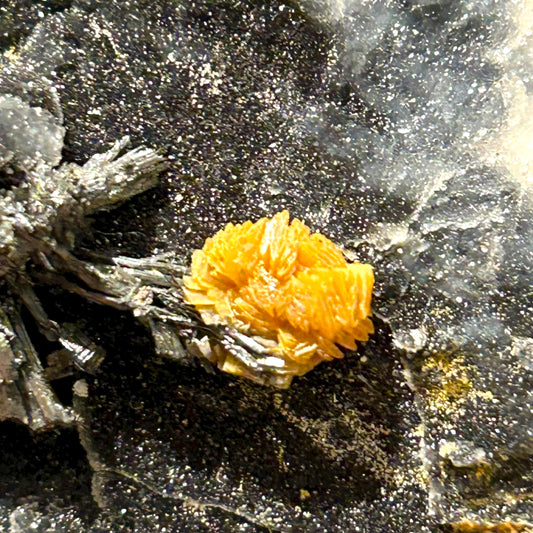 Valentinit, Stibnit – Xikuangshan, China