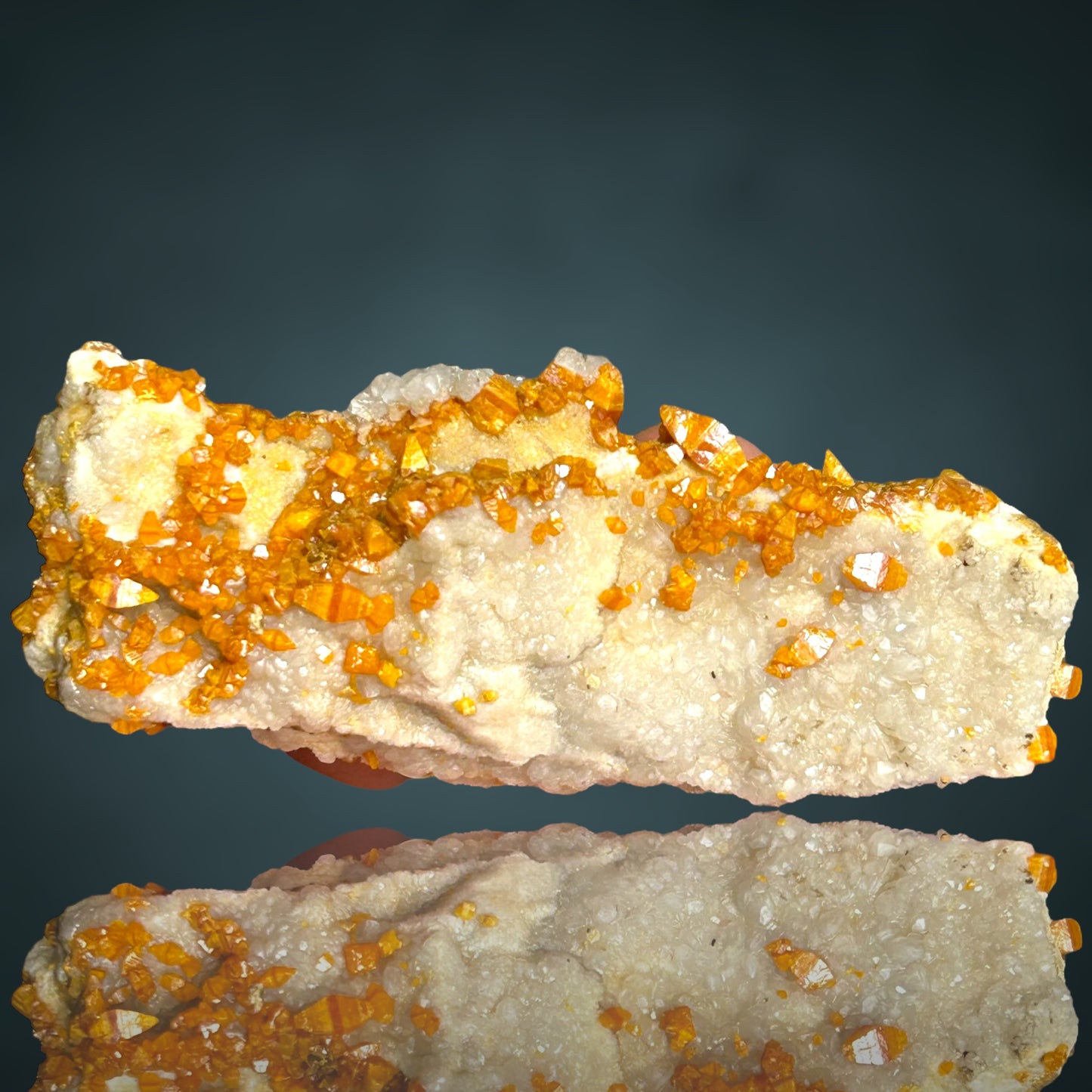 Bipyramidal/e Wulfenit/e, Calcite - Mezica, Slowenien