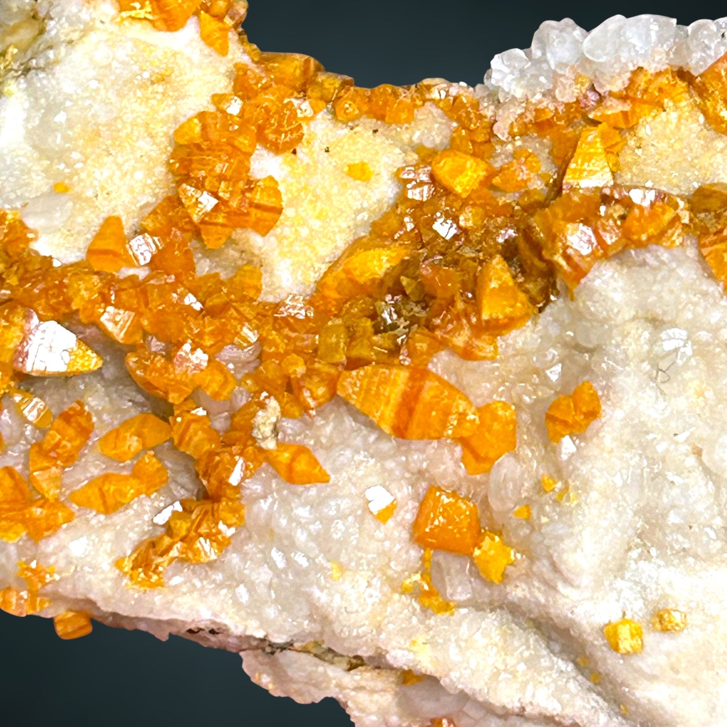 Bipyramidal/e Wulfenit/e, Calcite - Mezica, Slowenien