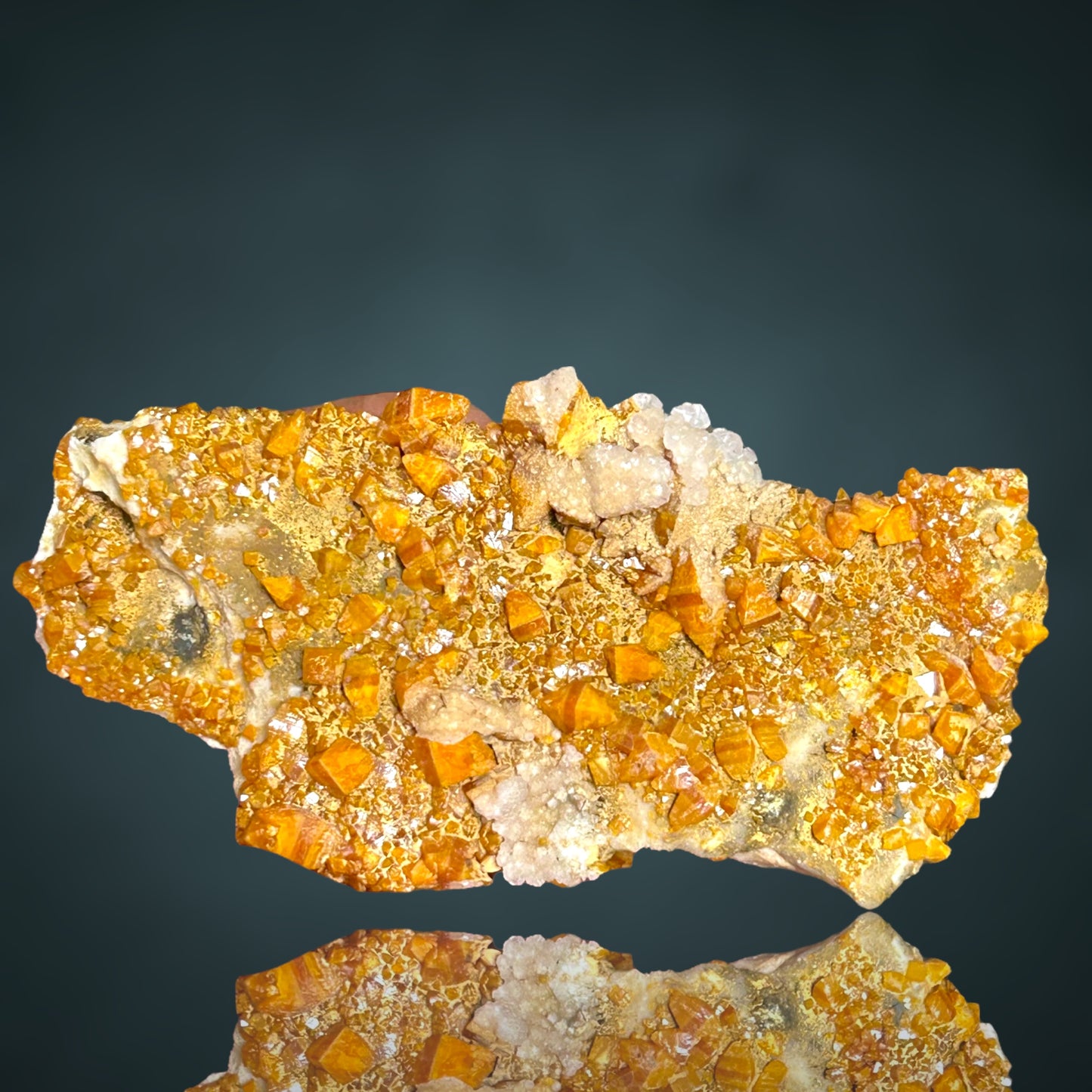 Bipyramidal/e Wulfenit/e, Calcite - Mezica, Slowenien