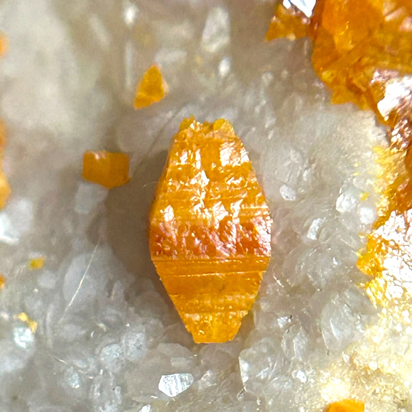 Bipyramidal/e Wulfenit/e, Calcite - Mezica, Slowenien