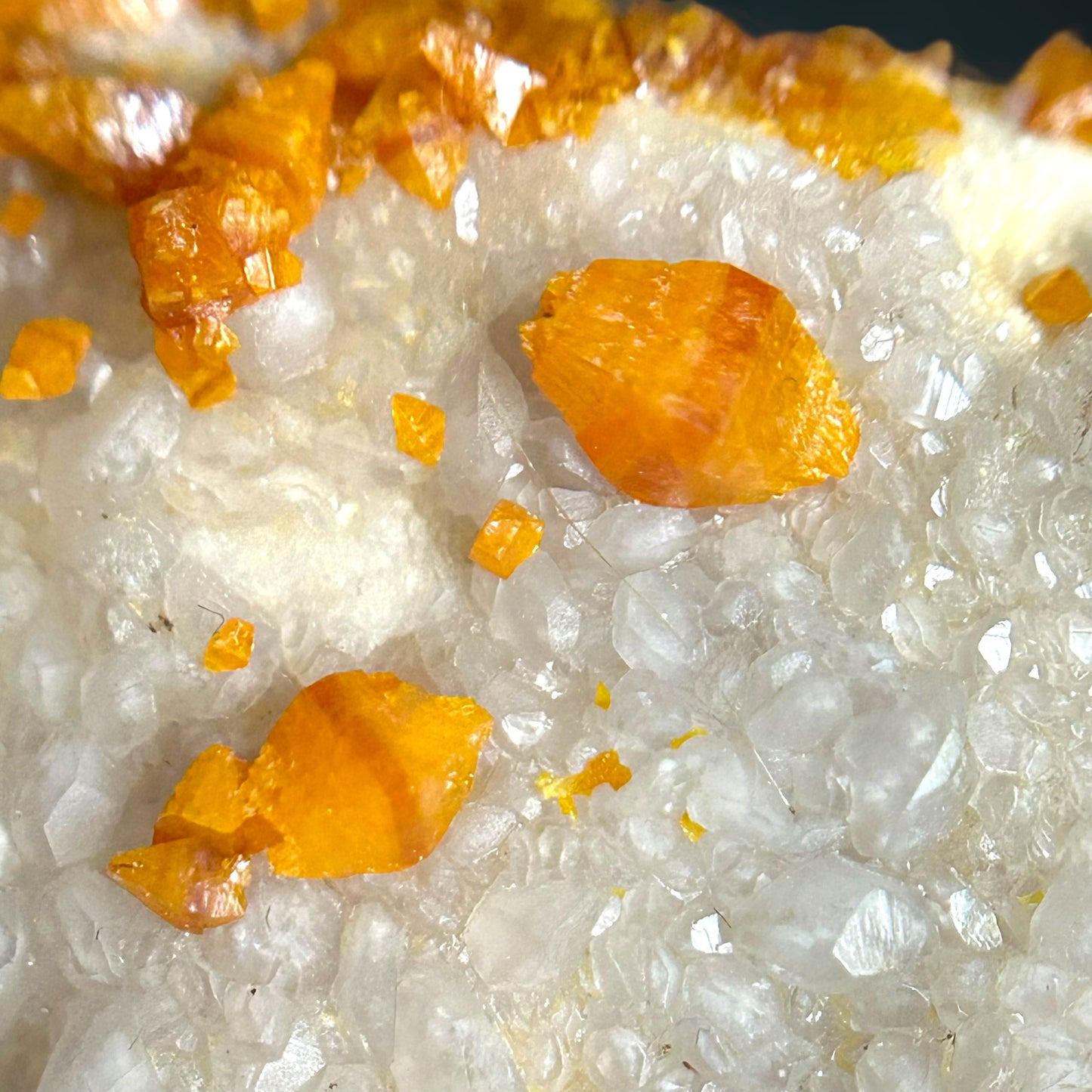 Bipyramidal/e Wulfenit/e, Calcite - Mezica, Slowenien