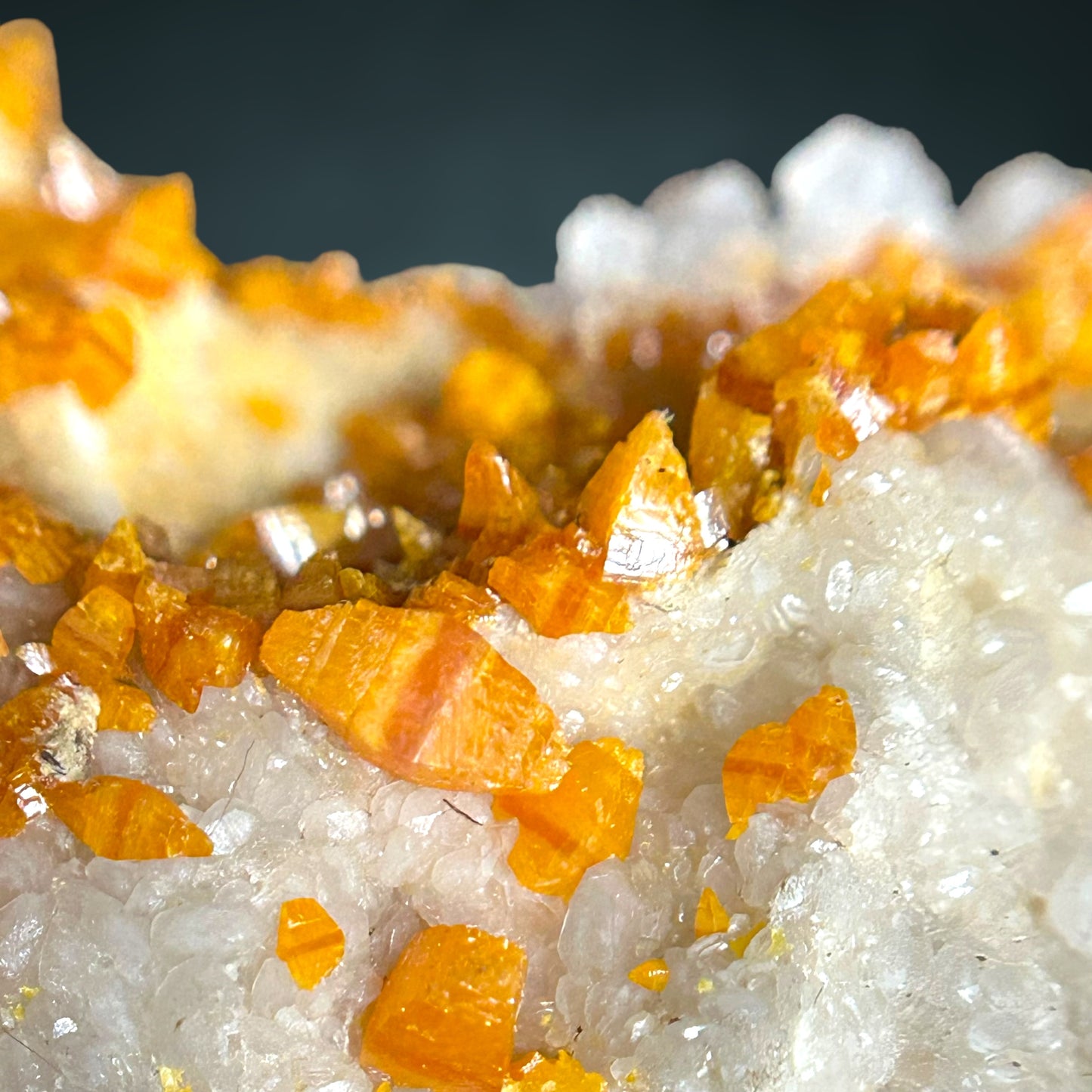 Bipyramidal/e Wulfenit/e, Calcite - Mezica, Slowenien